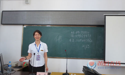 杨萍副总裁做《爸妈幸福工程——我们共建的幸福》的演讲 