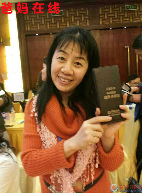 　　祝福女同胞们节日快乐!　　—写在”三八”妇女节来临之际　　春回大地，万物复苏，小鸟鸣春，百花争艳，小草发芽，大地一片万紫千红的景像。在这春暖花开的季节里，“三八”妇女节的温馨气息又将扑面而至......　　在这阳光灿烂的日子里，我走在这明媚的春日，在那城市繁华喧闹的街道上，观赏着街上由女人们所构成美丽的流动风景线，她们的千娇百媚，万种风情，真可谓是绚烂多姿。　　女性，是这世间钟灵毓秀的高贵生命，她们是造物主精心培育的迷人奇葩;生活因为她们的存在而馨香温情，世界也因有她们存在而绚姿多彩，人类更因为她们而生生不息。　　女人的一生都是行走在花的盛开和凋落之间，也可以理解为与各种角色共舞的一生：在工作单位,既是上司的下属,又是下属的上司;在家庭,既是母亲的女儿,又是丈夫的妻子,还是孩子的母亲。她们操持家务、相夫教子、赡养老人，肩负着承上启下的责任，女人的素质决定着一个家庭六代人的幸福。女人理家、理财、理婚姻、理事业。而在工作中也绝不逊色于须眉，同样以别样的英姿屹立在人生的大舞台之上，光彩耀人.　　如果说女人的一生,在平安、呵护、温馨中度过,无疑是幸福而美满的。而从坎坷中走出来的那些女人,却是丰富而厚重的，她们在眼泪和痛苦里去感悟着生活的内涵和真谛，从而便拥有了一份从容、淡定和超然，并尽情地展现着生命的潜力，绽放着自己生命的美丽......　　节日来临之际，我代表爸妈在线桂林中心全体员工祝愿天下所有的女同胞健康，幸福，快乐!美丽鲜花永远开放，自信乐观永不变老，美好爱情永不分离!“三八”节快乐!　　　　爸妈在线桂林中心主任龙星羽　　2015年3月7日