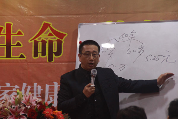 2016年1月4日，爸妈在线“关爱生命 共筑健康”企业家健康和企业发展高峰论坛的爱心圣火火炬和健康仍在传递中，与参会的企业家朋友继续分享爱与健康。爸妈在线副总裁、爸妈在线健康讲师团首席讲师徐建寿，倾力为企业家朋友分享了他的品牌课程《企业家的生存之道》和《幸福家庭顶层设计》用爱经营企业——《企业家的生存之道》徐老师是国内最受欢迎的文化齐家专家，有对国学深入研究及应用的心得，他从传统文化和传统文字入手，为企业家深度剖析“生存”、“责任”等支撑人类精神和物质世界的理念，从本质上解决企业家的经营问题，从根本上把前瞻而实用的方案渗透到企业家的头脑里。“寓使命于幽默中，蕴哲理于谈笑间”，风趣幽默的语言对在场的企业家具有吸引力和感染力，积极的与企业家互动，极大的带动了现场的气氛，得到了意想不到的后续效果。用心经营家庭：“家庭坐标，也是家庭原则:向上、向前、向善”——《幸福家庭顶层设计》徐老师也将传统的文化在现代家庭中得到很好的运用与传承，他被誉为最有成效的幸福家庭引领师、最值得信赖的青少年成长教练。在家庭幸福和亲子教育方面，徐老师从两方面入手，为企业家讲述了夫妻关系和孩子的教育。他说夫妻关系即是男女关系，主张双方的奉献与陪伴，如何才能使夫妻关系和谐是家庭幸福的重要课题。在孩子的教育上，他为在座的企业家家长描绘出了一棵树，而孩子就是这棵大树，并详细的为大家讲解这棵树的枝干，清晰的为大家指明了如何教育好孩子的方向。这些宝贵的理念和道理徐老师要大家反复咀嚼，真正让企业家吸收进去。徐建寿老师在这一天中传递了无数正能量，深入浅出，鞭辟入里，不仅说得有理有趣，而且简单、直接、易懂、具有落地执行的工具与措施。大家都感叹在这一天中的收获异常的丰厚。更有众多企业家纷纷预约徐老师，想要更加深入的交流。徐老师也对大家认真的听了他的课程表示真诚的感谢。