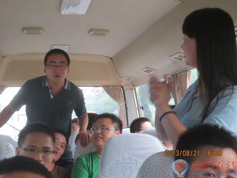 车上员工载歌载舞.JPG