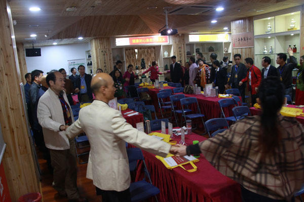 2016年1月4日，爸妈在线“关爱生命 共筑健康”企业家健康和企业发展高峰论坛的爱心圣火火炬和健康仍在传递中，与参会的企业家朋友继续分享爱与健康。爸妈在线副总裁、爸妈在线健康讲师团首席讲师徐建寿，倾力为企业家朋友分享了他的品牌课程《企业家的生存之道》和《幸福家庭顶层设计》用爱经营企业——《企业家的生存之道》徐老师是国内最受欢迎的文化齐家专家，有对国学深入研究及应用的心得，他从传统文化和传统文字入手，为企业家深度剖析“生存”、“责任”等支撑人类精神和物质世界的理念，从本质上解决企业家的经营问题，从根本上把前瞻而实用的方案渗透到企业家的头脑里。“寓使命于幽默中，蕴哲理于谈笑间”，风趣幽默的语言对在场的企业家具有吸引力和感染力，积极的与企业家互动，极大的带动了现场的气氛，得到了意想不到的后续效果。用心经营家庭：“家庭坐标，也是家庭原则:向上、向前、向善”——《幸福家庭顶层设计》徐老师也将传统的文化在现代家庭中得到很好的运用与传承，他被誉为最有成效的幸福家庭引领师、最值得信赖的青少年成长教练。在家庭幸福和亲子教育方面，徐老师从两方面入手，为企业家讲述了夫妻关系和孩子的教育。他说夫妻关系即是男女关系，主张双方的奉献与陪伴，如何才能使夫妻关系和谐是家庭幸福的重要课题。在孩子的教育上，他为在座的企业家家长描绘出了一棵树，而孩子就是这棵大树，并详细的为大家讲解这棵树的枝干，清晰的为大家指明了如何教育好孩子的方向。这些宝贵的理念和道理徐老师要大家反复咀嚼，真正让企业家吸收进去。徐建寿老师在这一天中传递了无数正能量，深入浅出，鞭辟入里，不仅说得有理有趣，而且简单、直接、易懂、具有落地执行的工具与措施。大家都感叹在这一天中的收获异常的丰厚。更有众多企业家纷纷预约徐老师，想要更加深入的交流。徐老师也对大家认真的听了他的课程表示真诚的感谢。