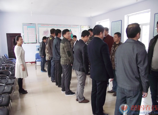 　　2014年5月17日，爸妈在线七台河中心，七台河市心理学会理事长闫淑贤、杨桂云、栾光辉在七台河林业局进行了第一届家庭系统排列工作坊。七台河市林业局三十余职工参加，缓解了工作生活压力，心灵重负得到释放，可以更轻松地加入工作中。　　家庭系统排列开始　　闫淑贤再为一个个案做排列　　集体诵读家排导词　　直面你的心灵　　家庭系统排列成员合影