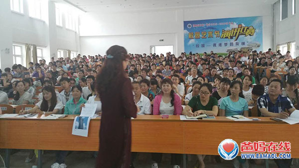 　　《黑龙江省中心主任陈景英为双鸭山市作家庭教育讲座》上《双鸭山日报》头条　　7月16日至17日，应市心理咨询中心邀请，爸妈在线黑龙江省心理咨询中心主任、国家二级心理咨询师陈景英来我市作了三场公益讲座。　　针对第一中学、一中附小的家长和社会有需求的家长群体，陈景英分别以《家长如何帮助孩子圆梦高考》、《家长好好学习 孩子天天向上》、《家长如何陪伴孩子健将快乐成长》为题，结合一系列的图片、视频、案例，通过互动和心理放松冥想等方式，从心理学角度深入浅出、幽默风趣地为家长们快速分析孩子的学习问题、影响孩子学习成绩的最大原因、当前家庭教育中出现的家长和孩子之间错误的沟通方式，揭示了家庭教育对孩子成长的重要性，并详细为家长提供了科学的家庭教育方法和行之有效的措施，唤醒家长内在爱的源泉，提升家长的育人智慧和能量，引导家长走上亲子共同学习成长之路，建立更加融洽和谐的亲子共处关系，培养孩子成为身心健康、全面发展的人。　　讲座结束后，陈景英还耐心解答家长们在教育孩子过程中遇到的各种困惑，受到家长们的一致好评。　　在三场讲座中，台上讲师讲得认真，台下家长听得仔细、记得认真，不时有掌声回荡在会场中，讲座在轻松愉悦的氛围下进行着。三场讲座内容丰富多彩、寓教于乐，为家长们带来了一场心灵滋润的及时雨。　　据了解，爸妈在线黑龙江省心理咨询中心是爸妈在线国际心身健康产业服务集团授权在黑龙江省唯一指定的省级分中心，陈景英作为该中心的负责人，自1998年以来一直从事学生心理辅导、家庭教育指导及学生学科问题调整等工作，有17年数理化中高考教学经验，被誉为“实战派学能专家”、“潜能动力提升专家”。她是中国关心下一代幸福工程高级讲师、高级家庭教育顾问，是《好孩子“N+1”培优计划》设计师、《中小学生五步高效学习法》研创人。