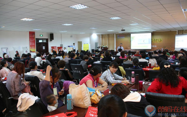 　　《关爱生命 共筑健康》高峰论坛　　沙湾站盛大开幕　　2015年9月19日，爸妈在线《关爱生命 共筑健康》企业家健康和企业发展、家长健康和子女成才高峰论坛新疆沙湾站盛大开幕!　　新疆人民热情万分，会场座无虚席，气氛热烈高昂，除了沙湾本地的参会人员外，还有从乌鲁木齐、哈密、库尔勒、石河子、伊利、乌苏、奎屯、塔城等全疆各地赶来参加论坛的人员，现场还有很多人曾参加过数次高峰论坛的朋友，也特意赶来温习健康的智慧。　　首先，是由爸妈在线董事局副主席、副总裁、党委副书记杨萍女士带来精品课程发布!接下来三天的课程将会有爸妈在线健康讲师团的七位顶级导师带来精彩的健康的智慧!　　今天首先为我们带来健康智慧分享的是爸妈在线董事局主席、爸妈在线创始人夏建国老师，他为沙湾的朋友们带来健康智慧——《健康之道和子女成才之道》。　　夏建国老师一生几变，曾从商、从医数十载，夏老师用他充满传奇色彩的人生阅历和充满激情的演讲为大家带来了一场精神盛宴，唤醒更多的人去关注健康，并且只有不断提升自己的德量才能去承载万物——厚德载物！　　一上午的时间很快过去，参会人员都沉浸在学习的喜悦中，夏老师分享“学习的三要素是：感恩、领悟、践行”，感恩夏老师无私的分享，把心身健康的理念传播，让在做的朋友精神升华，对生命有了本质的认知，心中充满祥和，心平万事平，认识到了健康的本质，同样也认识到了我们自身所具备的巨大潜能，开启智慧，想拥有健康，首先拥有好的心态，心态从你的品质来，学习的目的，就是提升你的德量。　　下午的课程同样精彩，夏老师语言幽默诙谐，整个课堂氛围轻松，大家就在这样一个充满能量的现场，去吸收夏老师的智慧，在坐的学员纷纷表示从未听过如此振奋人心的演讲，大家受益匪浅。　　接下来的精彩内容是由爸妈在线董事局副主席杨萍女士为大家带来《智慧选择成就梦想》，杨总通过分享自己所经历的选择对自己命运的改变，告诉大家：选择是非常重要的，而智慧的选择就能实现梦想。　　杨总分享到：“生命对于每个人来说只有一次，只有拥有生命才会拥有一切;生命弥足珍贵，生命是你唯一的资本，也是你真正的资产，而健康是人的基本权利。那么什么是健康?简单的讲健康就是指一个人在身体、心理和社会适应等各个方面都处于良好的状态。为此和大家分享两句话：健康是人生最大的财富，有了健康才能享受财富;健康是一唯一的真实，有了健康才可以拥有幸福生活，实现你的人生价值。　　最后，杨总向在场的朋友们介绍了爸妈在线为全人类和谐而努力奋斗的历史使命，以及几年来爸妈在线人用行动传播大爱，为实现中国梦而奋斗的感人故事，让现场所有人深受感动，通过杨总的感人演讲，感召倒一大批有大爱的人士加入爸妈在线，一起为中国梦、为这个世界的和谐作出自己的贡献。 现场有一位古稀之年的母亲也加入了爸妈在线，她说，到了我这个年纪，对我来说，健康是我现在最重要的，我想提升自己，学习更多的健康知识。　　课程最后，也迎来了今天为在坐朋友带来精彩分享的最后一位老师，这位老师的上场引起了现场朋友们一阵欢呼和热烈的掌声，他就是爸妈在线董事局副主席、爸妈在线健康讲师团钻石讲师、国家新闻发言人、皇墨书法家——爱新觉罗·溥光老师!　　今晚爱新觉罗·溥光老师为沙湾的朋友们带来的精彩的分享《师说观人术》。“观人观什么?德位、品味，是人具有的自然属性，人心所向，久蛰而自鉴!”溥光老师幽默诙谐的语言引得现场笑声不断。溥光老师博学多才，“读万卷书不如行万里路，行万里路不如阅人无数”，他把早年从事记者工作时的经历分享给在坐的各位，《师说观人术》是爱新觉罗·溥光老师一生从事记者生涯，踏破群山觉路平，人生历练与研究的成果，是跨越皇墨书法学术研究，直指人心的心理智库。　　溥光老师是现世仅存的皇墨书法家，皇墨书法必须是皇室家族中属龙的长子，并且在书法造诣上具有原创精神才可以称之为皇墨书法。历史上称得上皇墨书法的也只有三位，第一位是乾隆、第二位是溥仪，第三位就是溥光老师，溥光老师的墨宝也是价值连城，非常的珍贵，此次溥光老师来到沙湾，特意携带了几幅皇室墨宝，让在场的朋友一睹皇墨的风采!　　第一天的精彩课程到这里告一段落，明天将会有更加精彩的课程等待着大家，让我们共同期待!