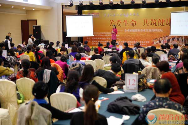 　　人生是一次次的选择，选择改变人生的宽度与密度，选择决定人生、成就梦想。　　1月19日下午，爸妈在线董事局副主席、健康讲师团首席讲师杨萍为大家分享《选择——成就梦想》，一路的成长，一次次的正确选择，让她走进爸妈在线、融入爸妈在线，在这里奉献大爱，进一步实现生命的价值，实现人生意义。　　杨总的分享，爸妈在线的大爱精神，深深感染和打动了在场的所有人，大家为杨总而喝彩，为中国能有这样一支为人类心身健康、精神生活的无私奉献的队伍而自豪，全场掌声不断，欢呼声不停。并且有又有众多成员加入爸妈在线，奉献爱、分享爱，为实现中国梦而携手共进。