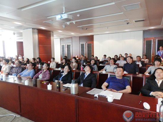 　　4月23日、24日，应天津市津燃华润燃气公司邀请，爸妈在线咨询师常志旭，先后两场为燃气客服中心员工做职场减压培训。　　燃气客服中心是面对燃气用户的服务窗口，为天津市260万用户提供24小时的热线服务。职业特点需要每一位员工都要具备良好的心理素质。然而随着工作年限的增长，各类疑难问题的增加，员工职场压力越来越大。有的回家心静不下来，有的把委屈向家人发泄，甚至有的夜里做恶梦。　　常志旭老师以“端水杯的感觉”小实验为开场，说明职场压力是工作本身、人际关系、环境因素等诸多因素给我们造成的一种紧张感。适当的压力可以使人充实和上进，但是，压力过大或者这种紧张感过于持久则会出现焦虑烦躁，抑郁不安等心理障碍，乃至心理疾病。　　培训中，常老师用测试题和观察图片的方法，让员工知道自己的职场压力程度;用大量实例说明压力源头;提出放松、转移、升华三种减压的具体做法。现场，助教王东燕老师引导员工做了催眠放松的体验。　　客服中心领导和员工都感觉这次培训别开生面、生动有效，表示要拟定日常进行心理培训的方案。　　运用图片测试客服人员心理压力程度　　为员工讲解缓解压力方案　　指导员工做心理相容游戏　　助教指导客服人员做催眠放松