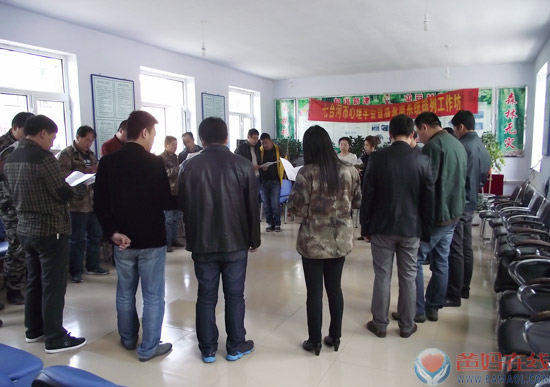 　　2014年5月17日，爸妈在线七台河中心，七台河市心理学会理事长闫淑贤、杨桂云、栾光辉在七台河林业局进行了第一届家庭系统排列工作坊。七台河市林业局三十余职工参加，缓解了工作生活压力，心灵重负得到释放，可以更轻松地加入工作中。　　家庭系统排列开始　　闫淑贤再为一个个案做排列　　集体诵读家排导词　　直面你的心灵　　家庭系统排列成员合影　　2014年5月17日，爸妈在线七台河中心，七台河市心理学会理事长闫淑贤、杨桂云、栾光辉在七台河林业局进行了第一届家庭系统排列工作坊。七台河市林业局三十余职工参加，缓解了工作生活压力，心灵重负得到释放，可以更轻松地加入工作中。　　家庭系统排列开始　　闫淑贤再为一个个案做排列　　集体诵读家排导词　　直面你的心灵　　家庭系统排列成员合影