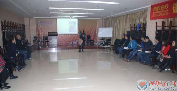 爸妈在线《关爱生命 共筑健康》枣庄站高峰论坛进行到第二天依然是精彩不断。上午是由爸妈在线健康讲师团钻石讲师金武官老师带来的《心灵种树重构信仰》，在短短的两个小时里，金老师分享了他研究了几十年的心灵种树课程体系，他四十九年不抱怨的生活态度让在场的学员震惊不已，很多学员表示，听了金教授的课，感觉心灵被净化了一样，充满愉悦和感恩。