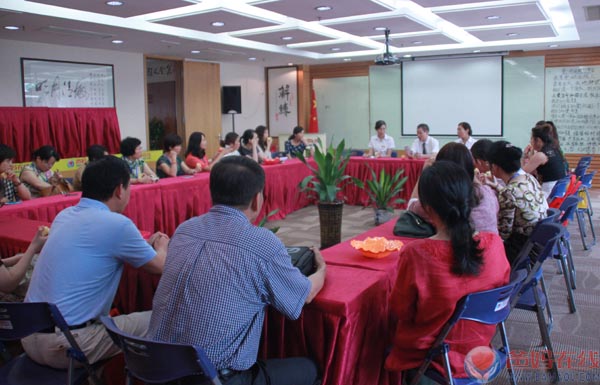 胡煜总裁陪同家人参观爸妈在线总部