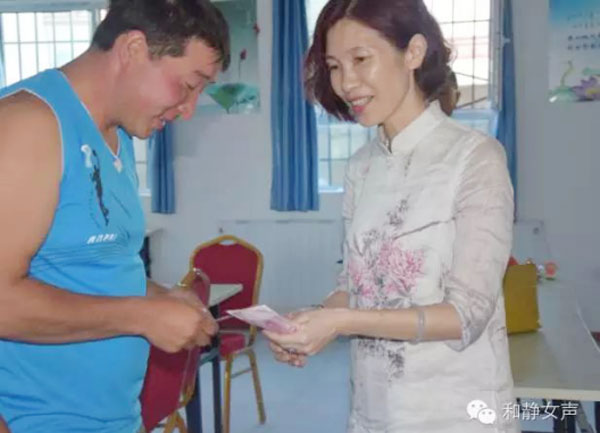 　　爸妈在线党委副书记杨萍一行赴灾区慰问纪实(一)　　入夏以来，全国各地如四川、安徽、湖南、湖北等部分地区遭遇暴雨洪灾，而新疆巴州也因遭遇短时强降水引发巴州局部地区洪灾，　　当地政府、武警、消防官兵、当地民众全力展开了救援工作。　　爸妈在线也时刻关注着全国各地发生的洪灾情况。　　2016年7月13日，爸妈在线党委副书记、董事局副主席、副总裁杨萍女士受爸妈在线董事局主席夏建国先生之托，代表爸妈在线集团公司，一大早就出发前往新疆和静县洪灾地区进行慰问献爱心活动。　　经过一天的车程在下午赶到了巴州和静县，在和静县副县长哈斯叶提·达吾提、县妇联主席巴都木才次克陪同下，又一起驱车赶往和静县受灾最重的巴伦台镇夏尔才克村进行慰问活动，爸妈在线库尔勒市心身健康中心主任田军也参加了此次慰问活动。　　来到巴伦台镇夏尔才克村，杨萍一行首先听取了村委工作组对农牧民受灾及连日来全村抗洪救灾情况的介绍，副县长哈斯叶提·达吾提(右二)进行讲话，爸妈在线党委副书记、董事局副主席、副总裁杨萍女士(左二)向大家介绍了爸妈在线总部在深圳，是一家有爱心的、责任感、从事心身健康事业的社会型企业，夏尔才克村委会被爸妈在线传播大爱的心理援助和爱心捐助行为所感动。　　听取汇报后，在县领导、村委会的带领下对此次受到洪水灾害的包联村的贫困户们进行慰问，当天杨萍女士一行慰问了贫困牧民苏友力、达尔杰、哈西三户家庭，与每户牧民贴心交流，了解牧民家庭受灾情况并送上了爱心捐助款。　　捧着手上的爱心捐款，他们心情激动的无法言语，其中一位牧民感动的说：”我会记住爸妈在线的“，受灾山区牧民表示感谢来自县委、县人民政府、爸妈在线及全社会的关爱和帮助，在今后的生活上一定树立自强不息的信心和决心，在全社会扶贫帮困的形势下，一定把自己的日子过好、过富裕，争取早日脱掉贫困的帽子。　　和静县妇联领导也感慨的说“洪水无情人有情，社会爱心暖人心”，并表示将与爸妈在线进一步合作，对所扶贫包联的巴伦台镇夏尔才克村及和静地区在开展心理援助的同时，进行心身健康、家庭和谐、子女成才教育，造福当地民众。　　爸妈在线党委副书记杨萍女士与少数民族家庭合影