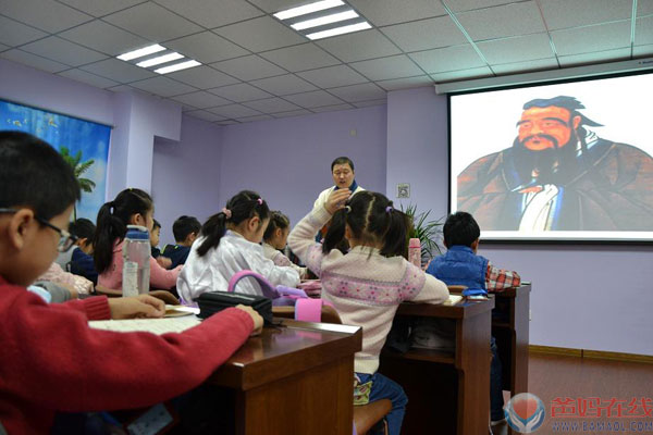　　在新的一年里，爸妈在线廊坊心身健康咨询中心迎来了第一个儿童德、身、心冬令营活动。报名参与冬令营活动的儿童近三十余名，参与讲课的专业教师十余名。本次冬令营活动，真正的做到了让孩子在寒假期间过的充实、过的快乐。在潜移默化的学习当中成长，在各种特色游戏中进步。　　在短短的十天里，每一个孩子都有了一个大幅度的提升，在道德品质方面也有了更深的理解。公司为孩子们开设了《沙盘游戏》、《软陶游戏》、《思维导图》、《户外拓展》、《品德培育》、《论语经典诵读》、《艺术绘画》等一系列经典课程。这些课程满足了孩子的好奇心，开发了孩子的想象力，从而得到评。　　论语经典诵读白老师在与孩子们一同诵读论语　　老师们在带领孩子做沙盘游戏、　　老师们在带领孩子制作软陶　　及老师在教孩子们学习艺术绘画　　孩子的家长与孩子一起参加最后一堂诵读课，一起举行结业仪式　　参与冬令营的师生集体合影留念　　详情登陆爸妈在线廊坊中心官网http://www.bamaol.com/zx/hblf　　咨询电话0316--2607572