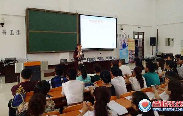 　　《黑龙江省中心主任陈景英为双鸭山市作家庭教育讲座》上《双鸭山日报》头条　　7月16日至17日，应市心理咨询中心邀请，爸妈在线黑龙江省心理咨询中心主任、国家二级心理咨询师陈景英来我市作了三场公益讲座。　　针对第一中学、一中附小的家长和社会有需求的家长群体，陈景英分别以《家长如何帮助孩子圆梦高考》、《家长好好学习 孩子天天向上》、《家长如何陪伴孩子健将快乐成长》为题，结合一系列的图片、视频、案例，通过互动和心理放松冥想等方式，从心理学角度深入浅出、幽默风趣地为家长们快速分析孩子的学习问题、影响孩子学习成绩的最大原因、当前家庭教育中出现的家长和孩子之间错误的沟通方式，揭示了家庭教育对孩子成长的重要性，并详细为家长提供了科学的家庭教育方法和行之有效的措施，唤醒家长内在爱的源泉，提升家长的育人智慧和能量，引导家长走上亲子共同学习成长之路，建立更加融洽和谐的亲子共处关系，培养孩子成为身心健康、全面发展的人。　　讲座结束后，陈景英还耐心解答家长们在教育孩子过程中遇到的各种困惑，受到家长们的一致好评。　　在三场讲座中，台上讲师讲得认真，台下家长听得仔细、记得认真，不时有掌声回荡在会场中，讲座在轻松愉悦的氛围下进行着。三场讲座内容丰富多彩、寓教于乐，为家长们带来了一场心灵滋润的及时雨。　　据了解，爸妈在线黑龙江省心理咨询中心是爸妈在线国际心身健康产业服务集团授权在黑龙江省唯一指定的省级分中心，陈景英作为该中心的负责人，自1998年以来一直从事学生心理辅导、家庭教育指导及学生学科问题调整等工作，有17年数理化中高考教学经验，被誉为“实战派学能专家”、“潜能动力提升专家”。她是中国关心下一代幸福工程高级讲师、高级家庭教育顾问，是《好孩子“N+1”培优计划》设计师、《中小学生五步高效学习法》研创人。