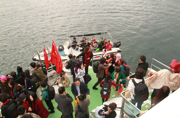 踏惊涛骇浪 感大海胸怀