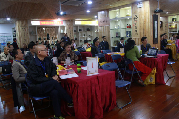 2016年1月4日，爸妈在线“关爱生命 共筑健康”企业家健康和企业发展高峰论坛的爱心圣火火炬和健康仍在传递中，与参会的企业家朋友继续分享爱与健康。爸妈在线副总裁、爸妈在线健康讲师团首席讲师徐建寿，倾力为企业家朋友分享了他的品牌课程《企业家的生存之道》和《幸福家庭顶层设计》用爱经营企业——《企业家的生存之道》徐老师是国内最受欢迎的文化齐家专家，有对国学深入研究及应用的心得，他从传统文化和传统文字入手，为企业家深度剖析“生存”、“责任”等支撑人类精神和物质世界的理念，从本质上解决企业家的经营问题，从根本上把前瞻而实用的方案渗透到企业家的头脑里。“寓使命于幽默中，蕴哲理于谈笑间”，风趣幽默的语言对在场的企业家具有吸引力和感染力，积极的与企业家互动，极大的带动了现场的气氛，得到了意想不到的后续效果。用心经营家庭：“家庭坐标，也是家庭原则:向上、向前、向善”——《幸福家庭顶层设计》徐老师也将传统的文化在现代家庭中得到很好的运用与传承，他被誉为最有成效的幸福家庭引领师、最值得信赖的青少年成长教练。在家庭幸福和亲子教育方面，徐老师从两方面入手，为企业家讲述了夫妻关系和孩子的教育。他说夫妻关系即是男女关系，主张双方的奉献与陪伴，如何才能使夫妻关系和谐是家庭幸福的重要课题。在孩子的教育上，他为在座的企业家家长描绘出了一棵树，而孩子就是这棵大树，并详细的为大家讲解这棵树的枝干，清晰的为大家指明了如何教育好孩子的方向。这些宝贵的理念和道理徐老师要大家反复咀嚼，真正让企业家吸收进去。徐建寿老师在这一天中传递了无数正能量，深入浅出，鞭辟入里，不仅说得有理有趣，而且简单、直接、易懂、具有落地执行的工具与措施。大家都感叹在这一天中的收获异常的丰厚。更有众多企业家纷纷预约徐老师，想要更加深入的交流。徐老师也对大家认真的听了他的课程表示真诚的感谢。