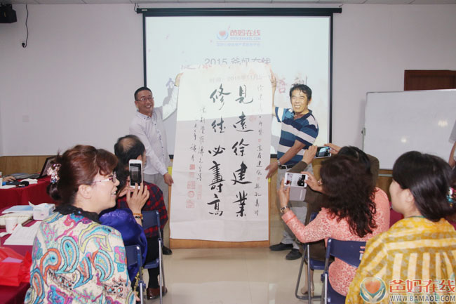 你要问我爸妈在线是做什么的？我将简单通俗的告诉你：爸妈在线做的就是帮助需要帮助的有缘人，使他们身强力壮、家庭幸福、子女成才。”——11月7日，爸妈在线副总裁徐建寿老师为健康讲师团讲师们做了一天有关“演讲营销、提升讲师生命品质“的培训。
