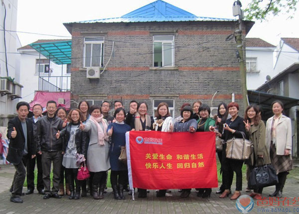 假如有这样一种方法,让你的情绪更加淡定从容,沟通更加有效,你想知道吗?假如有这样一个体验,让你从纠结的关系中解脱,从此建立更加融洽的人际关系,你愿意带着身体来体验吗?假如有这样一个分享,让你用身体记住NLP的12条前提假设,从而帮助你建立成功快乐的人生,你愿意走来吗?你想要的,正是我们爸妈在线能给予的。 4月5日下午,爸妈在线苏州市心身健康咨询中心在养育巷活动室开设一场“NLP幸福背景墙”的主题沙龙。沙龙14点开始,13:15苏州城是倾盆大雨,随着沙龙时间的接近,大雨变小了,小雨也停了,路面上积水象一面镜子,引领更多求知者步入沙龙现场。幸福导师陈丽华、NLP课程助教团团长薛小青,系国家认证的心理咨询师、NLP执行师,她放弃了休息时间来做了精彩分享,美女国萍主持,爸妈在线家人、心理学爱好者二十多位参加。 世界上没有两个人是一样的、一个人不能控制另外一个人……看是很容易理解的假设,可它一直困扰着我们的快乐与幸福... ...NLP十二条前提假设,被人们快乐地称为:幸福背景墙,有了这样的背景,你不需要改变世界,你甚至也不需要改变自己,你只需要改变自己对世界的看法就可以了。沙龙中,薛老师结合个人的理解与实践运用,具体地带领大家做了NLP的12条前提假设的体验练习。 沙龙中,薛老师结合生命能量等级表,提出许多人的能量在自己设定的“受害者——指责者——拯救者”的三角形中,你的控制让你进一步深陷其中,快乐幸福需要用心去感觉。沙龙中,播放了许多富有疗愈的音乐,大家看到场域内代表们为了“我是对的”的争执,听到代表们嘶心掏肺的呐喊,深深感受到自己在生活、工作、人际交往中有时在某地不正在让情绪控制着吗。是的,将所有的事区分一下呀,上帝的事、他人的事、自己的事,做好自己能做的,接纳放下更多不别要的念头,活在当下,能量踊动! 爸妈在线每月开设1~2次主题公益沙龙,在沙龙中,参加的家人与心理学爱好者在自我介绍中还介绍自己的职业、相互交流各自做的项目及能为更多人提供的特色服务,帮助参与者做好资源互补与对接。心理学爱好者沈士青美女还发出诚挚的邀请,邀请我们爸妈在线可到她们的产业园开设有益的活动。