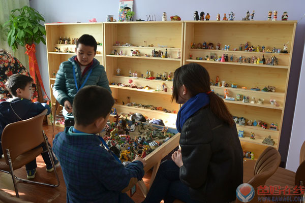 　　在新的一年里，爸妈在线廊坊心身健康咨询中心迎来了第一个儿童德、身、心冬令营活动。报名参与冬令营活动的儿童近三十余名，参与讲课的专业教师十余名。本次冬令营活动，真正的做到了让孩子在寒假期间过的充实、过的快乐。在潜移默化的学习当中成长，在各种特色游戏中进步。　　在短短的十天里，每一个孩子都有了一个大幅度的提升，在道德品质方面也有了更深的理解。公司为孩子们开设了《沙盘游戏》、《软陶游戏》、《思维导图》、《户外拓展》、《品德培育》、《论语经典诵读》、《艺术绘画》等一系列经典课程。这些课程满足了孩子的好奇心，开发了孩子的想象力，从而得到评。　　论语经典诵读白老师在与孩子们一同诵读论语　　老师们在带领孩子做沙盘游戏、　　老师们在带领孩子制作软陶　　及老师在教孩子们学习艺术绘画　　孩子的家长与孩子一起参加最后一堂诵读课，一起举行结业仪式　　参与冬令营的师生集体合影留念　　详情登陆爸妈在线廊坊中心官网http://www.bamaol.com/zx/hblf　　咨询电话0316--2607572