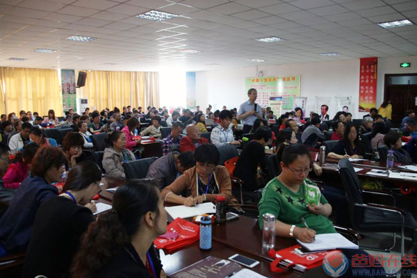 　　《关爱生命 共筑健康》高峰论坛　　沙湾站盛大开幕　　2015年9月19日，爸妈在线《关爱生命 共筑健康》企业家健康和企业发展、家长健康和子女成才高峰论坛新疆沙湾站盛大开幕!　　新疆人民热情万分，会场座无虚席，气氛热烈高昂，除了沙湾本地的参会人员外，还有从乌鲁木齐、哈密、库尔勒、石河子、伊利、乌苏、奎屯、塔城等全疆各地赶来参加论坛的人员，现场还有很多人曾参加过数次高峰论坛的朋友，也特意赶来温习健康的智慧。　　首先，是由爸妈在线董事局副主席、副总裁、党委副书记杨萍女士带来精品课程发布!接下来三天的课程将会有爸妈在线健康讲师团的七位顶级导师带来精彩的健康的智慧!　　今天首先为我们带来健康智慧分享的是爸妈在线董事局主席、爸妈在线创始人夏建国老师，他为沙湾的朋友们带来健康智慧——《健康之道和子女成才之道》。　　夏建国老师一生几变，曾从商、从医数十载，夏老师用他充满传奇色彩的人生阅历和充满激情的演讲为大家带来了一场精神盛宴，唤醒更多的人去关注健康，并且只有不断提升自己的德量才能去承载万物——厚德载物！　　一上午的时间很快过去，参会人员都沉浸在学习的喜悦中，夏老师分享“学习的三要素是：感恩、领悟、践行”，感恩夏老师无私的分享，把心身健康的理念传播，让在做的朋友精神升华，对生命有了本质的认知，心中充满祥和，心平万事平，认识到了健康的本质，同样也认识到了我们自身所具备的巨大潜能，开启智慧，想拥有健康，首先拥有好的心态，心态从你的品质来，学习的目的，就是提升你的德量。　　下午的课程同样精彩，夏老师语言幽默诙谐，整个课堂氛围轻松，大家就在这样一个充满能量的现场，去吸收夏老师的智慧，在坐的学员纷纷表示从未听过如此振奋人心的演讲，大家受益匪浅。　　接下来的精彩内容是由爸妈在线董事局副主席杨萍女士为大家带来《智慧选择成就梦想》，杨总通过分享自己所经历的选择对自己命运的改变，告诉大家：选择是非常重要的，而智慧的选择就能实现梦想。　　杨总分享到：“生命对于每个人来说只有一次，只有拥有生命才会拥有一切;生命弥足珍贵，生命是你唯一的资本，也是你真正的资产，而健康是人的基本权利。那么什么是健康?简单的讲健康就是指一个人在身体、心理和社会适应等各个方面都处于良好的状态。为此和大家分享两句话：健康是人生最大的财富，有了健康才能享受财富;健康是一唯一的真实，有了健康才可以拥有幸福生活，实现你的人生价值。　　最后，杨总向在场的朋友们介绍了爸妈在线为全人类和谐而努力奋斗的历史使命，以及几年来爸妈在线人用行动传播大爱，为实现中国梦而奋斗的感人故事，让现场所有人深受感动，通过杨总的感人演讲，感召倒一大批有大爱的人士加入爸妈在线，一起为中国梦、为这个世界的和谐作出自己的贡献。 现场有一位古稀之年的母亲也加入了爸妈在线，她说，到了我这个年纪，对我来说，健康是我现在最重要的，我想提升自己，学习更多的健康知识。　　课程最后，也迎来了今天为在坐朋友带来精彩分享的最后一位老师，这位老师的上场引起了现场朋友们一阵欢呼和热烈的掌声，他就是爸妈在线董事局副主席、爸妈在线健康讲师团钻石讲师、国家新闻发言人、皇墨书法家——爱新觉罗·溥光老师!　　今晚爱新觉罗·溥光老师为沙湾的朋友们带来的精彩的分享《师说观人术》。“观人观什么?德位、品味，是人具有的自然属性，人心所向，久蛰而自鉴!”溥光老师幽默诙谐的语言引得现场笑声不断。溥光老师博学多才，“读万卷书不如行万里路，行万里路不如阅人无数”，他把早年从事记者工作时的经历分享给在坐的各位，《师说观人术》是爱新觉罗·溥光老师一生从事记者生涯，踏破群山觉路平，人生历练与研究的成果，是跨越皇墨书法学术研究，直指人心的心理智库。　　溥光老师是现世仅存的皇墨书法家，皇墨书法必须是皇室家族中属龙的长子，并且在书法造诣上具有原创精神才可以称之为皇墨书法。历史上称得上皇墨书法的也只有三位，第一位是乾隆、第二位是溥仪，第三位就是溥光老师，溥光老师的墨宝也是价值连城，非常的珍贵，此次溥光老师来到沙湾，特意携带了几幅皇室墨宝，让在场的朋友一睹皇墨的风采!　　第一天的精彩课程到这里告一段落，明天将会有更加精彩的课程等待着大家，让我们共同期待!