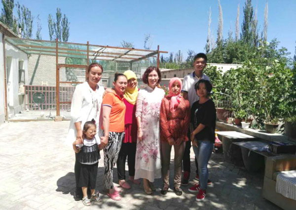 　　爸妈在线党委副书记杨萍一行赴灾区慰问纪实(一)　　入夏以来，全国各地如四川、安徽、湖南、湖北等部分地区遭遇暴雨洪灾，而新疆巴州也因遭遇短时强降水引发巴州局部地区洪灾，　　当地政府、武警、消防官兵、当地民众全力展开了救援工作。　　爸妈在线也时刻关注着全国各地发生的洪灾情况。　　2016年7月13日，爸妈在线党委副书记、董事局副主席、副总裁杨萍女士受爸妈在线董事局主席夏建国先生之托，代表爸妈在线集团公司，一大早就出发前往新疆和静县洪灾地区进行慰问献爱心活动。　　经过一天的车程在下午赶到了巴州和静县，在和静县副县长哈斯叶提·达吾提、县妇联主席巴都木才次克陪同下，又一起驱车赶往和静县受灾最重的巴伦台镇夏尔才克村进行慰问活动，爸妈在线库尔勒市心身健康中心主任田军也参加了此次慰问活动。　　来到巴伦台镇夏尔才克村，杨萍一行首先听取了村委工作组对农牧民受灾及连日来全村抗洪救灾情况的介绍，副县长哈斯叶提·达吾提(右二)进行讲话，爸妈在线党委副书记、董事局副主席、副总裁杨萍女士(左二)向大家介绍了爸妈在线总部在深圳，是一家有爱心的、责任感、从事心身健康事业的社会型企业，夏尔才克村委会被爸妈在线传播大爱的心理援助和爱心捐助行为所感动。　　听取汇报后，在县领导、村委会的带领下对此次受到洪水灾害的包联村的贫困户们进行慰问，当天杨萍女士一行慰问了贫困牧民苏友力、达尔杰、哈西三户家庭，与每户牧民贴心交流，了解牧民家庭受灾情况并送上了爱心捐助款。　　捧着手上的爱心捐款，他们心情激动的无法言语，其中一位牧民感动的说：”我会记住爸妈在线的“，受灾山区牧民表示感谢来自县委、县人民政府、爸妈在线及全社会的关爱和帮助，在今后的生活上一定树立自强不息的信心和决心，在全社会扶贫帮困的形势下，一定把自己的日子过好、过富裕，争取早日脱掉贫困的帽子。　　和静县妇联领导也感慨的说“洪水无情人有情，社会爱心暖人心”，并表示将与爸妈在线进一步合作，对所扶贫包联的巴伦台镇夏尔才克村及和静地区在开展心理援助的同时，进行心身健康、家庭和谐、子女成才教育，造福当地民众。　　爸妈在线党委副书记杨萍女士与少数民族家庭合影