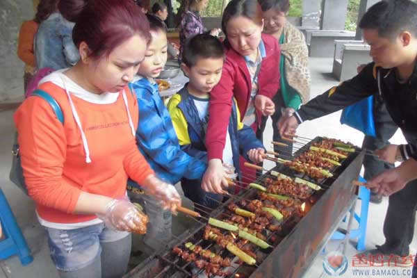 　　爸妈在线达州中心组织“户外烧烤”暨“亲子游园”活动　　爸妈在线达州心身健康服务中心　　为践行爸妈在线“关爱生命、和谐生活、快乐人生、回归自然”的宗旨，丰富爸妈在线达州中心家人们的业余生活、促进家人们的交流，增强其归属感，２０１４年４月２７日，爸妈在线达州市心身健康服务中心特在大竹县风景秀丽的云雾峡山庄进行了“户外烧烤”暨“亲子游园”活动。　　（图一 “户外烧烤”现场）　　当天一大早，大家拿着事先准备好的烧烤工具及肉食、各类蔬菜、水果整装出发。来到云雾峡烧烤场地，大家燃起炭火，清洗蔬菜，几位家人坐下来在准备好的烧烤工具上大展身手，俨然一副专业的烧烤范儿。天公作美，整个烧烤活动从早上１０点持续到下午２点。烧烤棚里，大家围在烤炉旁谈笑风生，忙得不亦乐乎，还不时分享自己的劳动成果和烧烤经验，整个场面其乐融融。男女老少，兵分两路，串食的串食，烧烤的烧烤，爽朗欢快的笑声把大家带回了童真时代。　　（图二 “做相反”亲子游戏）　　活动最后，在王瑛主任建议下，由孙霞老师带着孩子和家人们围在一起玩起亲子活动。“大脚穿小鞋，小脚穿大鞋”、“做相反”、“两人三足”、“手指游戏”等活动赢得了大家的喜爱。结束后，活动评选出了 “最无畏小宝贝”、“最轻快小宝贝”两项大奖。整个活动欢声笑语，精彩竞争的场面层出不穷，孩子们和父母一起，群策群力，通力合作，加油声、欢笑声犹如夏日的太阳一般热烈。活动中，家人们纷纷表示：由于平时工作比较忙，和孩子单独相处的时间很少，这样的活动不仅有利于培养孩子的合作意识和动手能力，更重要的是让父母有机会和孩子一起玩，增进与孩子的感情。　　（图三 参加亲子活动的部分家人合影）　　本次户外活动是中心第一次放到室外举行的家人联谊活动。家人们们在怡人的山水之间享受烧烤的乐趣，孩子的欢颜，释放工作的压力。促进了相互了解和沟通，感受爸妈在线大家庭的和谐与温馨，以更好的心情、更多的经历投入到工作和生活中。