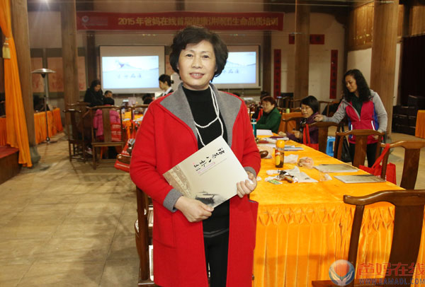 学习感悟   胡瑞芳十几天的学习，让我的内心充满了感恩敬畏感动和激动。夏总超常的智慧令我敬畏，专家老师们的学习精神令我感动，我感恩夏总，感恩爸妈在线这个充满温暖的大家庭，为自己能有缘成为这个大家庭的一员感到无比的激动，我一个既平凡有普通的小女人能为全人类心身健康和谐这样崇高而又伟大的的事业贡献我微薄的光和热，真是我的祖上积了德啊！学习中给太多的感悟和启迪，特别是夏总讲的凡事都要圆融，大千世界瞬间万变，我们如何去适应，去圆融的处理一切事物的变化，讲到了天道、地道、人道，世间无处不禅，无处不是佛堂，同样无处也是地狱，因为天堂地狱都是在一念之间，念力的作用太大了，起心动念，不善便恶，就老子讲的祸福无门为人自据，善念一起，福是到了。恶念一生秧是随之。所以我们一定起心动念都是善，都是为他人着想，自身有个不变的念，那就是无我利他，遵循天道，地道，人道的准则。以不变应世间的万变，才会圆融的处理一切人和物，人和人的一切复杂的关系。