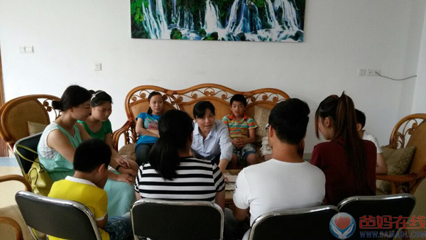 　　爸妈在线镇江心身健康咨询中心公益小组7月3日下午2点再次走进镇江福利院，让我们的爱永远和孩子们在一起!