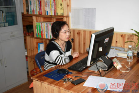 爸妈热线主任肖一萍在接听热线