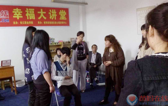 杨丽春主任为湖北高校主导心理剧工作坊