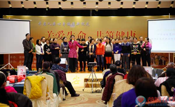 　　人生是一次次的选择，选择改变人生的宽度与密度，选择决定人生、成就梦想。　　1月19日下午，爸妈在线董事局副主席、健康讲师团首席讲师杨萍为大家分享《选择——成就梦想》，一路的成长，一次次的正确选择，让她走进爸妈在线、融入爸妈在线，在这里奉献大爱，进一步实现生命的价值，实现人生意义。　　杨总的分享，爸妈在线的大爱精神，深深感染和打动了在场的所有人，大家为杨总而喝彩，为中国能有这样一支为人类心身健康、精神生活的无私奉献的队伍而自豪，全场掌声不断，欢呼声不停。并且有又有众多成员加入爸妈在线，奉献爱、分享爱，为实现中国梦而携手共进。