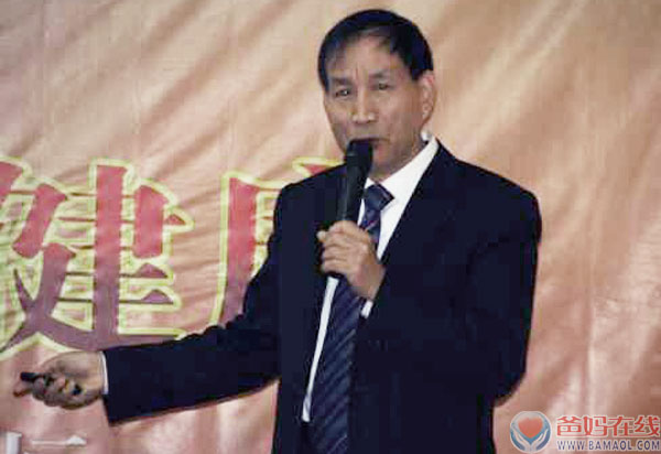 爸妈在线《关爱生命 共筑健康》枣庄站高峰论坛进行到第二天依然是精彩不断。上午是由爸妈在线健康讲师团钻石讲师金武官老师带来的《心灵种树重构信仰》，在短短的两个小时里，金老师分享了他研究了几十年的心灵种树课程体系，他四十九年不抱怨的生活态度让在场的学员震惊不已，很多学员表示，听了金教授的课，感觉心灵被净化了一样，充满愉悦和感恩。