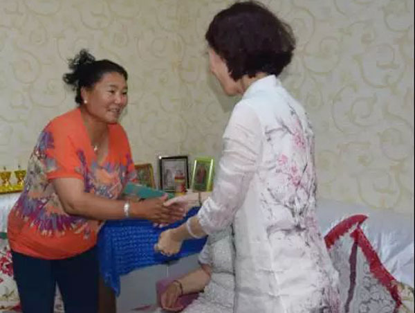 　　爸妈在线党委副书记杨萍一行赴灾区慰问纪实(一)　　入夏以来，全国各地如四川、安徽、湖南、湖北等部分地区遭遇暴雨洪灾，而新疆巴州也因遭遇短时强降水引发巴州局部地区洪灾，　　当地政府、武警、消防官兵、当地民众全力展开了救援工作。　　爸妈在线也时刻关注着全国各地发生的洪灾情况。　　2016年7月13日，爸妈在线党委副书记、董事局副主席、副总裁杨萍女士受爸妈在线董事局主席夏建国先生之托，代表爸妈在线集团公司，一大早就出发前往新疆和静县洪灾地区进行慰问献爱心活动。　　经过一天的车程在下午赶到了巴州和静县，在和静县副县长哈斯叶提·达吾提、县妇联主席巴都木才次克陪同下，又一起驱车赶往和静县受灾最重的巴伦台镇夏尔才克村进行慰问活动，爸妈在线库尔勒市心身健康中心主任田军也参加了此次慰问活动。　　来到巴伦台镇夏尔才克村，杨萍一行首先听取了村委工作组对农牧民受灾及连日来全村抗洪救灾情况的介绍，副县长哈斯叶提·达吾提(右二)进行讲话，爸妈在线党委副书记、董事局副主席、副总裁杨萍女士(左二)向大家介绍了爸妈在线总部在深圳，是一家有爱心的、责任感、从事心身健康事业的社会型企业，夏尔才克村委会被爸妈在线传播大爱的心理援助和爱心捐助行为所感动。　　听取汇报后，在县领导、村委会的带领下对此次受到洪水灾害的包联村的贫困户们进行慰问，当天杨萍女士一行慰问了贫困牧民苏友力、达尔杰、哈西三户家庭，与每户牧民贴心交流，了解牧民家庭受灾情况并送上了爱心捐助款。　　捧着手上的爱心捐款，他们心情激动的无法言语，其中一位牧民感动的说：”我会记住爸妈在线的“，受灾山区牧民表示感谢来自县委、县人民政府、爸妈在线及全社会的关爱和帮助，在今后的生活上一定树立自强不息的信心和决心，在全社会扶贫帮困的形势下，一定把自己的日子过好、过富裕，争取早日脱掉贫困的帽子。　　和静县妇联领导也感慨的说“洪水无情人有情，社会爱心暖人心”，并表示将与爸妈在线进一步合作，对所扶贫包联的巴伦台镇夏尔才克村及和静地区在开展心理援助的同时，进行心身健康、家庭和谐、子女成才教育，造福当地民众。　　爸妈在线党委副书记杨萍女士与少数民族家庭合影