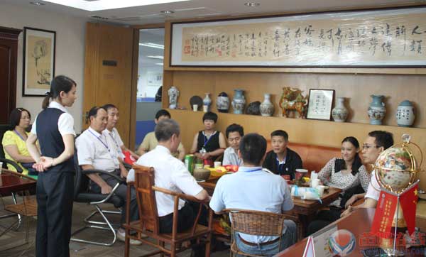 胡煜总裁陪同家人参观爸妈在线总部