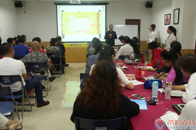 你要问我爸妈在线是做什么的？我将简单通俗的告诉你：爸妈在线做的就是帮助需要帮助的有缘人，使他们身强力壮、家庭幸福、子女成才。”——11月7日，爸妈在线副总裁徐建寿老师为健康讲师团讲师们做了一天有关“演讲营销、提升讲师生命品质“的培训。