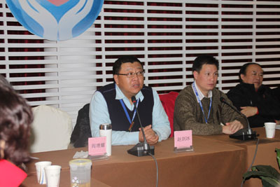 爸妈在线副总裁赵剑冰认真回答家人提问