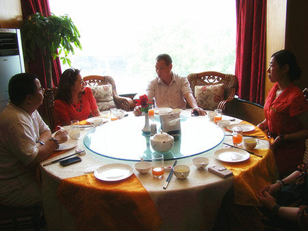 胡煜总裁、吕昕洁常务副总裁与新华网外联部张方主任愉快洽谈“心博会”合作事宜