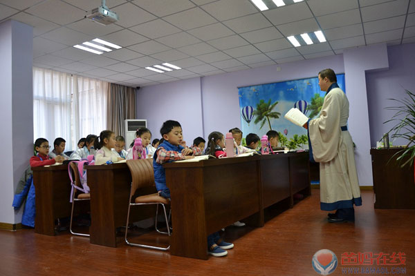 　　在新的一年里，爸妈在线廊坊心身健康咨询中心迎来了第一个儿童德、身、心冬令营活动。报名参与冬令营活动的儿童近三十余名，参与讲课的专业教师十余名。本次冬令营活动，真正的做到了让孩子在寒假期间过的充实、过的快乐。在潜移默化的学习当中成长，在各种特色游戏中进步。　　在短短的十天里，每一个孩子都有了一个大幅度的提升，在道德品质方面也有了更深的理解。公司为孩子们开设了《沙盘游戏》、《软陶游戏》、《思维导图》、《户外拓展》、《品德培育》、《论语经典诵读》、《艺术绘画》等一系列经典课程。这些课程满足了孩子的好奇心，开发了孩子的想象力，从而得到评。　　论语经典诵读白老师在与孩子们一同诵读论语　　老师们在带领孩子做沙盘游戏、　　老师们在带领孩子制作软陶　　及老师在教孩子们学习艺术绘画　　孩子的家长与孩子一起参加最后一堂诵读课，一起举行结业仪式　　参与冬令营的师生集体合影留念　　详情登陆爸妈在线廊坊中心官网http://www.bamaol.com/zx/hblf　　咨询电话0316--2607572