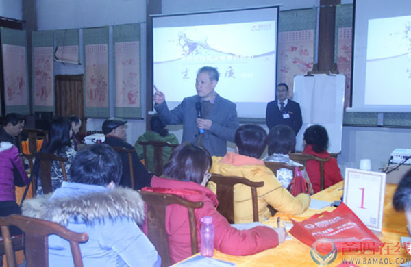 　　爸妈在线2015首届健康讲师生命品质培训盛大开幕　　2015年 3月7日早八点整，爸妈在线2015首届健康讲师生命品质培训在浙江兰溪隆丰禅寺盛大开幕。　　开幕会议上，爸妈在线董事局主席夏建国先生做出重要的讲话。爸妈下线专家讲师团100余人参加开幕式。　　会上夏主席说明本次培训的重要性，健康讲师的生命品质的高低决定了讲师能为人类心身健康做出多大的贡献　　本次培训以同修共进，相互提升为主，如何修，如何提升讲师的生命品质和德行德量，　　夏主席提出几大核心问题，如我的生命意义等问题，让在场的讲师深刻的思考和讨论!　　到场的讲师对本次生命品质培训充满了信心和期待!