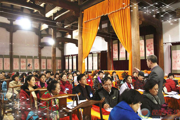 　　只因为我们是一群有神圣观念和博爱精神的人　　---2015年爸妈在线首届健康讲师团生命品质培训纪实　　2015年3月7日上午，爸妈在线首届健康讲师团生命品质培训在浙江金华隆丰禅寺如期开幕。　　开幕式后，参会的100多名讲师们在爸妈在线创始人、董事局主席夏建国先生的引领下开始了生命品质提升的学习。　　此次培训不同于以往，本次课堂讲授较少，更多的在于讲师自身的反思、感悟;同伴的互动、对照，个人的觉醒、提升。　　首先，夏建国主席强调了此次培训的目的重在修行：修(即断恶扬善)行(德行天下);培训的意义利益天下;培训的宗旨是实现爸妈在线为全人类心身健康服务的崇高事业等。　　爸妈在线是为全人类心身健康服务的企业，所以健康讲师团不培养讲师的讲课技巧、授课水平，重在讲师生命品质的提升，这也是世界上独一无二的，没有任何一家企业对讲师们进行的是生命品质、境界的提升。　　培训中，夏建国主席提出，爸妈在线的讲师一定要以人的本质、特性、良知和人生内容为本，尊重由人的本质、特性滋生而出的合理需要;提高生命品质和人生质量，充分体现人生的合理性和完美性，在人生过程中体现人文环境和社会生活的价值与意义。　　建立人与自然、人与社会、人与人、人的形态与人的精神、人的心灵与外在物质之间的良性关系，营造一个适合人的品质提升、特性完善的自然生态环境、家庭和睦环境、社会生活环境、人文心理环境和心灵空间，创造自然、激情、梦想、和谐、丰富、欢畅、轻松、自在的生活。　　彰显人性之美、心灵之美、才智之美、行为之美、情趣之美，让人真正成为生命的主人、人生的主人、生活的主人、社会的主人、自然环境的主人。　　讲师的最终目的，就是通过自然和谐的心灵与心灵沟通交流，创造祥和安宁、清新的人文自然环境，以心为镜，潜移默化，熏陶渗透，唤醒人的良知，充实人的精神，提高人的素质，培育人的情感，提升人的精神境界。　　因此，作为爸妈在线的讲师要形成自然、自觉、自律、自悟、自成的人生格局;　　要具有正觉、正念、正见、正言、正行的生命品质。　　学习过程中，通过夏主席的引领、坐禅反思、灵魂伴侣互动、讲师们分享提升等多种形式提升生命品质。　　通过几天的学习、感悟，讲师们清晰了爸妈在线的历史使命、明确了自己的提升方向、了悟了生命之意义：利他;生命之品质：无我;讲师的最高境界:无我利他。　　提升品质的首要途径是：放下我执——方能蕴含宇宙和大自然的能量和智慧，方能承担宇宙和人类赋予的使命，使得智慧长存，自在无边。来共同完成为全人类心身健康事业服务的这一伟大的历史使命。