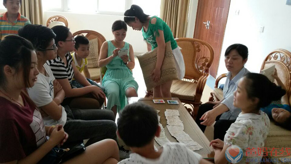 　　爸妈在线镇江心身健康咨询中心公益小组7月3日下午2点再次走进镇江福利院，让我们的爱永远和孩子们在一起!