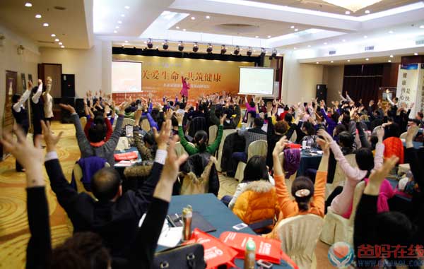 　　人生是一次次的选择，选择改变人生的宽度与密度，选择决定人生、成就梦想。　　1月19日下午，爸妈在线董事局副主席、健康讲师团首席讲师杨萍为大家分享《选择——成就梦想》，一路的成长，一次次的正确选择，让她走进爸妈在线、融入爸妈在线，在这里奉献大爱，进一步实现生命的价值，实现人生意义。　　杨总的分享，爸妈在线的大爱精神，深深感染和打动了在场的所有人，大家为杨总而喝彩，为中国能有这样一支为人类心身健康、精神生活的无私奉献的队伍而自豪，全场掌声不断，欢呼声不停。并且有又有众多成员加入爸妈在线，奉献爱、分享爱，为实现中国梦而携手共进。