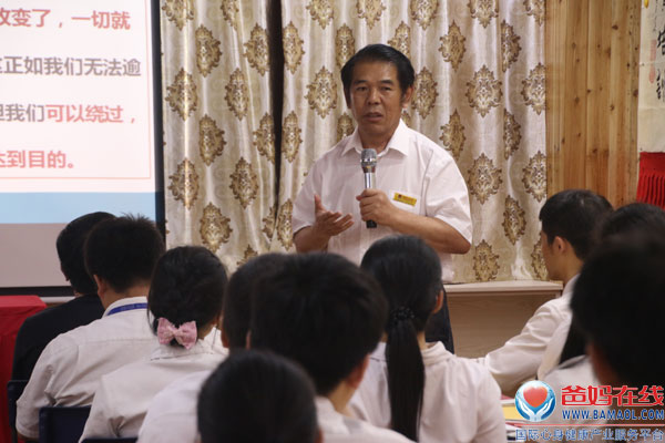  为了保障每一位合伙人的利益，实现每一个合伙人的生命价值。2016年5月25日至26日，继爸妈在线股权分置改革后，爸妈在线董事局主席夏建国组织总部全体合伙人，开展了为期两天一晚的全公司整改会议暨生命品质培训。会议首先就公司的规则和规范管理程序的重要事项，要求严格按照上市公司的要求与法规落实，其次，全面全体人员的生命境界以及工作业务能力，进行深度警醒学习，旨在于扫除障碍，推进爸妈在线的上市工作的顺利进行。做一个永远不抱怨的合伙人。做为一个优秀的人才、一个合格的爸妈在线人就要有永不抱怨的品质。夏主席指导：“凡事发生，必有其目的，必将有助与我.”因此，我们每日要积极的、不断地反思来改变自己，凡是从自己身上找原因，让智慧脱颖而出面对工作，提高工作的质量与数量。    “我希望通过全体爸妈在线人的共同努力，日夜奋战，在未来17个月里创造一个世界奇迹，让心身健康事业贯通整个世界，连接全人类的心，共享人类美好的生活。这是多么崇高的事情，我们真正在改変这个世界。”为人之道助力腾飞。培训中，夏主席着重讲解了为人之道，一往无前的深层次理念；与大家分享了心灵修养的要诀：敬畏心、慈悲心、感恩心、宽容心。并指导大家如何用此“四心”，保持艰苦奋斗、精益求精的工作精神，严于律己，宽以待人，领导团队，承担爸妈在线的发展重任，成为爸妈在线2016全面深化改革的形势下的中流砥柱！夏主席对全体合伙人寄予深厚的感情与希望，他说，总部的工作人员是一盏明灯，点燃自己照亮他人。我们要怀着感恩、感激、感动之心，为所有的加盟商提供最优质的服务，从而服务经过加盟商不断裂变，把愛传出去，创造一个和谐的世界。