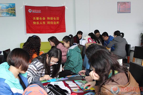 　　曾几何时，人们听惯了大自然的声音;听惯了马路上汽车鸣笛;听惯了人与人之间浮夸的话语，人也逐渐变得躁动不安。人可曾聆听那发自内心的呼唤?　　爸妈在线齐齐哈尔中心副主任庞瑞华主持　　2015年4月11日下午，爸妈在线齐齐哈尔市中心主任鹿凤山，与部分会员和心理学爱好者，与齐齐哈尔医学院的大学生一起，在齐齐哈尔医学院大学生心理咨询中心团体活动室，举办一场团体心理咨询公益活动。　　爸妈在线齐齐哈尔中心主任、心脑成像创始人鹿凤山副教授主讲　　一位参加者的内心独白，引起大家的思考：在孩童时代，由于受到不懂教育的父母偏激的做法，丧失了自信心，成年成家后遭遇到挫折的婚姻，没有了安全感，一直受着痛苦地煎熬，几近崩溃。鹿教授用他的博学，采用心脑成像积极心理学的方法，又用彩虹卡中积极的充满爱、希望的话解决了她多年尘封心底的问题。　　“眉目传情”沟通训练　　我们每个人最不了解的是自己，我的本性、我的缺失、我的形象……但大多时刻，我们的内心却被外物蒙蔽遮掩，不愿意承认或听不到内心的声音。整场活动中，我也由此更加感受到，只有在心灵宁静的时刻才能拨动琴弦，只有心灵的足够强大，才能面对生活中的挫折。也领悟到作为心理学工作者，要有博大的胸怀，以积极向上的心态，释放正能量，才能“倾听心灵的声音”，也希望自己多多参加学习，得以净化和升华心灵。　　“心脑成像”帮助我们倾听心籁之音