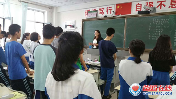 　　《黑龙江省中心主任陈景英为双鸭山市作家庭教育讲座》上《双鸭山日报》头条　　7月16日至17日，应市心理咨询中心邀请，爸妈在线黑龙江省心理咨询中心主任、国家二级心理咨询师陈景英来我市作了三场公益讲座。　　针对第一中学、一中附小的家长和社会有需求的家长群体，陈景英分别以《家长如何帮助孩子圆梦高考》、《家长好好学习 孩子天天向上》、《家长如何陪伴孩子健将快乐成长》为题，结合一系列的图片、视频、案例，通过互动和心理放松冥想等方式，从心理学角度深入浅出、幽默风趣地为家长们快速分析孩子的学习问题、影响孩子学习成绩的最大原因、当前家庭教育中出现的家长和孩子之间错误的沟通方式，揭示了家庭教育对孩子成长的重要性，并详细为家长提供了科学的家庭教育方法和行之有效的措施，唤醒家长内在爱的源泉，提升家长的育人智慧和能量，引导家长走上亲子共同学习成长之路，建立更加融洽和谐的亲子共处关系，培养孩子成为身心健康、全面发展的人。　　讲座结束后，陈景英还耐心解答家长们在教育孩子过程中遇到的各种困惑，受到家长们的一致好评。　　在三场讲座中，台上讲师讲得认真，台下家长听得仔细、记得认真，不时有掌声回荡在会场中，讲座在轻松愉悦的氛围下进行着。三场讲座内容丰富多彩、寓教于乐，为家长们带来了一场心灵滋润的及时雨。　　据了解，爸妈在线黑龙江省心理咨询中心是爸妈在线国际心身健康产业服务集团授权在黑龙江省唯一指定的省级分中心，陈景英作为该中心的负责人，自1998年以来一直从事学生心理辅导、家庭教育指导及学生学科问题调整等工作，有17年数理化中高考教学经验，被誉为“实战派学能专家”、“潜能动力提升专家”。她是中国关心下一代幸福工程高级讲师、高级家庭教育顾问，是《好孩子“N+1”培优计划》设计师、《中小学生五步高效学习法》研创人。