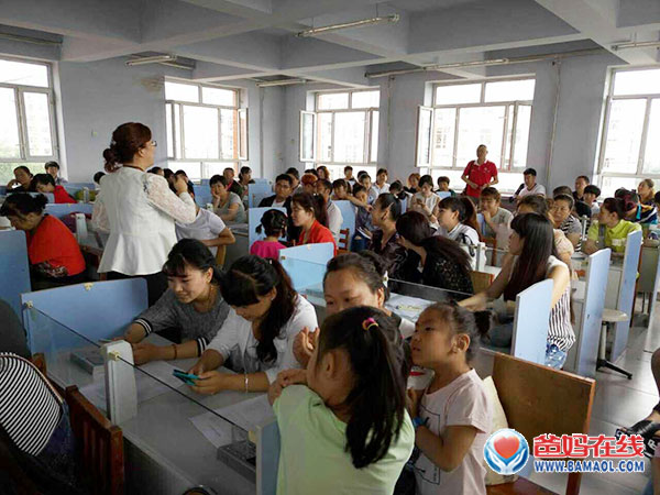 　　《黑龙江省中心主任陈景英为双鸭山市作家庭教育讲座》上《双鸭山日报》头条　　7月16日至17日，应市心理咨询中心邀请，爸妈在线黑龙江省心理咨询中心主任、国家二级心理咨询师陈景英来我市作了三场公益讲座。　　针对第一中学、一中附小的家长和社会有需求的家长群体，陈景英分别以《家长如何帮助孩子圆梦高考》、《家长好好学习 孩子天天向上》、《家长如何陪伴孩子健将快乐成长》为题，结合一系列的图片、视频、案例，通过互动和心理放松冥想等方式，从心理学角度深入浅出、幽默风趣地为家长们快速分析孩子的学习问题、影响孩子学习成绩的最大原因、当前家庭教育中出现的家长和孩子之间错误的沟通方式，揭示了家庭教育对孩子成长的重要性，并详细为家长提供了科学的家庭教育方法和行之有效的措施，唤醒家长内在爱的源泉，提升家长的育人智慧和能量，引导家长走上亲子共同学习成长之路，建立更加融洽和谐的亲子共处关系，培养孩子成为身心健康、全面发展的人。　　讲座结束后，陈景英还耐心解答家长们在教育孩子过程中遇到的各种困惑，受到家长们的一致好评。　　在三场讲座中，台上讲师讲得认真，台下家长听得仔细、记得认真，不时有掌声回荡在会场中，讲座在轻松愉悦的氛围下进行着。三场讲座内容丰富多彩、寓教于乐，为家长们带来了一场心灵滋润的及时雨。　　据了解，爸妈在线黑龙江省心理咨询中心是爸妈在线国际心身健康产业服务集团授权在黑龙江省唯一指定的省级分中心，陈景英作为该中心的负责人，自1998年以来一直从事学生心理辅导、家庭教育指导及学生学科问题调整等工作，有17年数理化中高考教学经验，被誉为“实战派学能专家”、“潜能动力提升专家”。她是中国关心下一代幸福工程高级讲师、高级家庭教育顾问，是《好孩子“N+1”培优计划》设计师、《中小学生五步高效学习法》研创人。