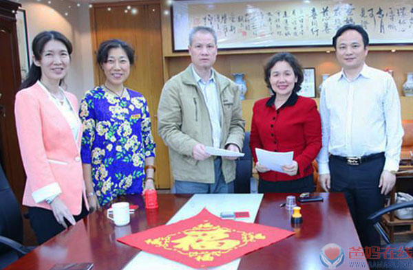 　　“圣缘甘泉”走进“爸妈在线”　　共同“为全人类和谐而努力奋斗”　　2015年4月14日，一个普通的日子，一个美好的日子，一个爸妈在线人幸福的日子，“圣缘甘泉”走进“爸妈在线”，为爸妈在线人带来了健康之水、返老还童之水。　　爸妈在线董事局主席夏建国先生;党委书记、董事局副主席吕明臻女士;董事局副主席、副总裁杨萍女士与深圳小湾里矿泉水有限公司总经理张嘉丽女士、副总经理刘发群先生进行了亲切的交流。　　深圳小湾里矿泉水有限公司总经理张嘉丽女士说：“爸妈在线是从事人类心身和谐崇高事业的企业，爸妈在线人以“为全人类和谐而努力奋斗”为历史使命，以“通过我们的爱创造一个和谐的世界”为愿景，以“实现全人类和谐”为信仰，你们在做世界上伟大的事业，作为我们深圳小湾里矿泉水有限公司，能够有缘走进爸妈在线，共同为全人类的心身和谐做一点事情，我们非常的幸运，感恩爸妈在线，感恩夏主席创建了爸妈在线，感恩爸妈在线人为社会做出的努力。”　　最后，深圳小湾里矿泉水有限公司与爸妈在线心身健康咨询股份有限公司达成战略合作伙伴，共同为“全人类和谐而努力奋斗”!　　附：　　“圣缘甘泉”——“返老还童水”　　“圣缘甘泉”是深圳小湾里矿泉水有限公司总经理张嘉丽女士，通过一年零两个月对水质、水温、流量、物化性状等进行一个水文年以上的连续观测，2014年隆重推出的一种高端的优质天然饮用水—“圣缘甘泉”　　“圣缘甘泉”是地球上非常稀有的天然含有氡和偏硅酸的大自然山泉，圣缘甘泉源于山水甲天下的桂林小湾里，来自海拔1486米高，从地下深层1830米往上穿透层层黑花岗岩涌活泉。喝过这水的人都说：圣缘甘泉不是有点儿甜，而是天然甘甜。圣缘甘泉作为源于广西莲花山脉、观音坪旁的大自然甘泉，被当地新寨村村民称为“返老还童水”。　　圣缘甘泉具有三个显著的优势对人体具有极大的保健优势，目前为止地球上还没有发现同时具备这三个优势的大自然山泉。　　一是低钠(每升平均含量为5.18毫克)。由于低钠具有保护心脏的功能作用，所以是很受欢迎的一种矿泉水。　　二是富含偏硅酸。偏硅酸中含有有益人体健康的微量元素，易被人体吸收，能有效地维持人体的电解质平衡和生理机能。具有恢复血管弹性、增加皮肤弹性、促进骨骼发育等作用。水中硅含量高低与心血管病发率呈负关，偏硅酸对人体具有良好的软化血管的功能，可使人的血管壁保持弹性，故对动脉硬化、心血管和心脏疾病能起到明显的缓解作用。　　三是富含氡。氡是能溶于水的一种放射性气体，半衰期为3.825d。氡矿泉水的作用就是利用氡在蜕变时所产生的α粒子的强电离作用。当含氡的矿泉水被饮入体内后，通过血液分布到人体各组织中，能够促进内分泌，加快细胞的代谢，分解血液中多余的胆固醇和毒性物质并排除体外，促进血液循环，对多种老年性疾病、慢性病、诸如神经性麻痹、瘫痪和风湿性关节炎、肠胃炎、心脏病、高血压和动脉硬化及糖尿病和痛风等疗效显著。　　张嘉丽女士认为，基于真实的比较优势(包括针对依云等世界顶级品牌矿泉水的品质优势)，圣缘甘泉在品牌矿泉水市场上完全符合其高端定位。基于医疗级矿泉水的功效， 她决定定量免费特供养老院及各类重大疾病治疗配合用水。