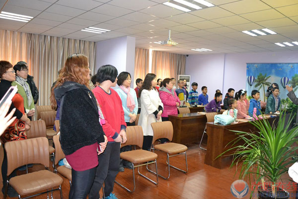 　　在新的一年里，爸妈在线廊坊心身健康咨询中心迎来了第一个儿童德、身、心冬令营活动。报名参与冬令营活动的儿童近三十余名，参与讲课的专业教师十余名。本次冬令营活动，真正的做到了让孩子在寒假期间过的充实、过的快乐。在潜移默化的学习当中成长，在各种特色游戏中进步。　　在短短的十天里，每一个孩子都有了一个大幅度的提升，在道德品质方面也有了更深的理解。公司为孩子们开设了《沙盘游戏》、《软陶游戏》、《思维导图》、《户外拓展》、《品德培育》、《论语经典诵读》、《艺术绘画》等一系列经典课程。这些课程满足了孩子的好奇心，开发了孩子的想象力，从而得到评。　　论语经典诵读白老师在与孩子们一同诵读论语　　老师们在带领孩子做沙盘游戏、　　老师们在带领孩子制作软陶　　及老师在教孩子们学习艺术绘画　　孩子的家长与孩子一起参加最后一堂诵读课，一起举行结业仪式　　参与冬令营的师生集体合影留念　　详情登陆爸妈在线廊坊中心官网http://www.bamaol.com/zx/hblf　　咨询电话0316--2607572