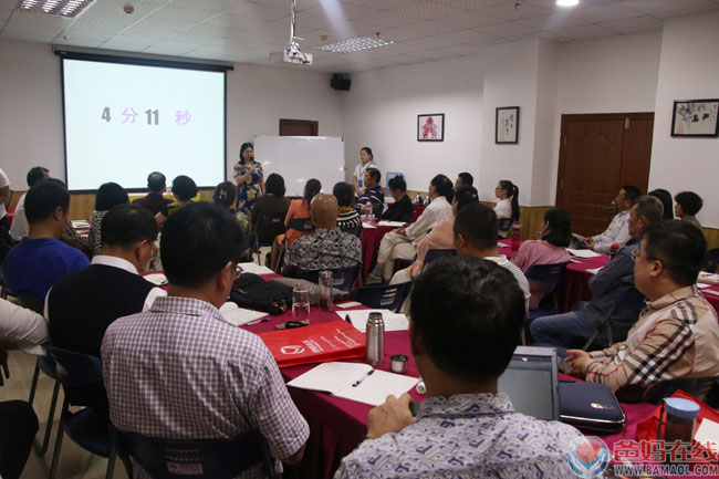 你要问我爸妈在线是做什么的？我将简单通俗的告诉你：爸妈在线做的就是帮助需要帮助的有缘人，使他们身强力壮、家庭幸福、子女成才。”——11月7日，爸妈在线副总裁徐建寿老师为健康讲师团讲师们做了一天有关“演讲营销、提升讲师生命品质“的培训。