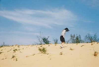 小心地走在生活的路上