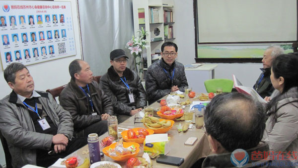 　　3月5日是周恩来总理诞辰纪念日，在缅怀周总理的丰功伟绩和崇高品德之际，爸妈在线苏州中心承办了苏州周恩来研习会2014年年会。年会由中心主任、研习会秘书长左步电主持，裴国荣会长做主旨报告，名誉会长张志华、常务理事陈洪军、苏哲、王卫东，会员王良昕、徐坚、顾建中、滕有国、季春梅等参加。　　苏州周恩来研习会成立于2011年10月，研习会设有周恩来文史资料收藏馆(筹)，馆内有周恩来相关的报刊、图书、邮品、纪念章四千余件，会员人数由过去的4人发展到近20人。本次年会在苏州中心的养育巷活动室顺利召开，年会上，裴国荣会长在报告中认真回顾一年来研习会开展的工作，就2015年的发展计划征求与会会员的意见。会员们纷纷交流一年来各自做的工作，对2015年计划中的“抗战七十周年纪念活动”、“周恩来逝世40周年纪念活动”及收藏馆馆舍落实措施献计献策。　　会议最后，研习会领导班子做了改举，张志华继续担任名誉会长，裴国荣继续担任会长，增补陈洪军为副会长，左步电继续担任秘书长，苏哲与王卫东继续担任常务理事。