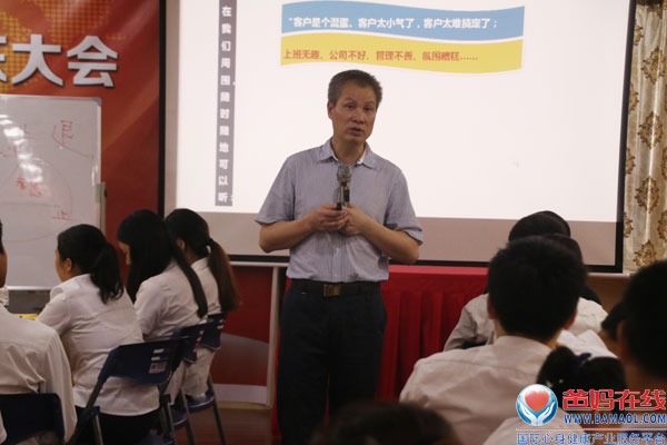  为了保障每一位合伙人的利益，实现每一个合伙人的生命价值。2016年5月25日至26日，继爸妈在线股权分置改革后，爸妈在线董事局主席夏建国组织总部全体合伙人，开展了为期两天一晚的全公司整改会议暨生命品质培训。会议首先就公司的规则和规范管理程序的重要事项，要求严格按照上市公司的要求与法规落实，其次，全面全体人员的生命境界以及工作业务能力，进行深度警醒学习，旨在于扫除障碍，推进爸妈在线的上市工作的顺利进行。做一个永远不抱怨的合伙人。做为一个优秀的人才、一个合格的爸妈在线人就要有永不抱怨的品质。夏主席指导：“凡事发生，必有其目的，必将有助与我.”因此，我们每日要积极的、不断地反思来改变自己，凡是从自己身上找原因，让智慧脱颖而出面对工作，提高工作的质量与数量。    “我希望通过全体爸妈在线人的共同努力，日夜奋战，在未来17个月里创造一个世界奇迹，让心身健康事业贯通整个世界，连接全人类的心，共享人类美好的生活。这是多么崇高的事情，我们真正在改変这个世界。”为人之道助力腾飞。培训中，夏主席着重讲解了为人之道，一往无前的深层次理念；与大家分享了心灵修养的要诀：敬畏心、慈悲心、感恩心、宽容心。并指导大家如何用此“四心”，保持艰苦奋斗、精益求精的工作精神，严于律己，宽以待人，领导团队，承担爸妈在线的发展重任，成为爸妈在线2016全面深化改革的形势下的中流砥柱！夏主席对全体合伙人寄予深厚的感情与希望，他说，总部的工作人员是一盏明灯，点燃自己照亮他人。我们要怀着感恩、感激、感动之心，为所有的加盟商提供最优质的服务，从而服务经过加盟商不断裂变，把愛传出去，创造一个和谐的世界。